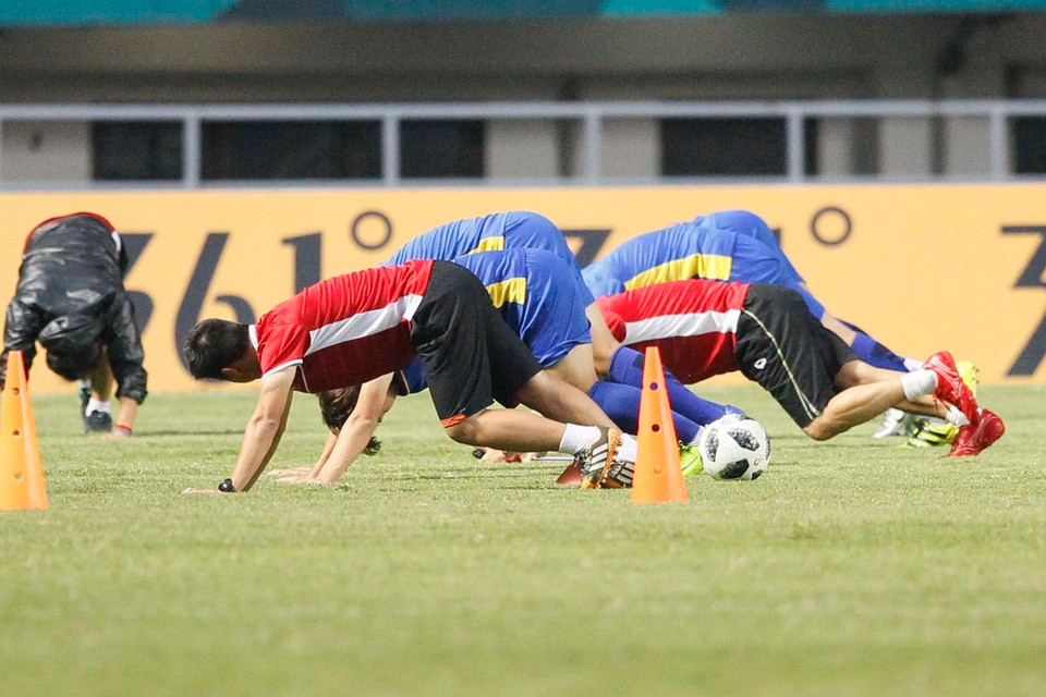 Các cầu thủ dự bị tập riêng với huấn luyện viên thể lực. (Ảnh: Hoàng Linh/TTXVN)
