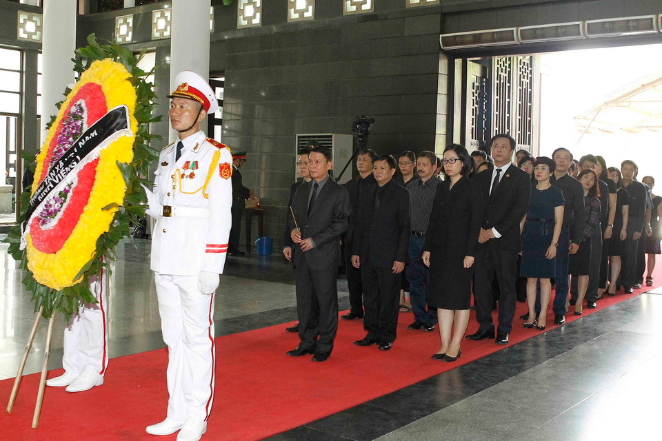 Đồng chí Nguyễn Đức Lợi, Ủy viên Trung ương Đảng, Tổng Giám đốc TTXVN, dẫn đầu Đoàn Thông tấn xã Việt Nam đến viếng Chủ tịch nước Trần Đại Quang. (Ảnh: Nhan Sáng/TTXVN)