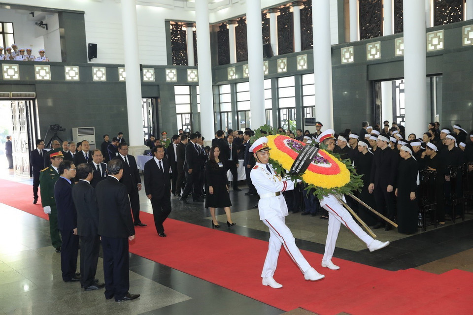 Thủ tướng Chính phủ Hoàng gia Campuchia Samdech Techo Hun Sen viếng Chủ tịch nước Trần Đại Quang. (Ảnh: Nhan Sáng/TTXVN)