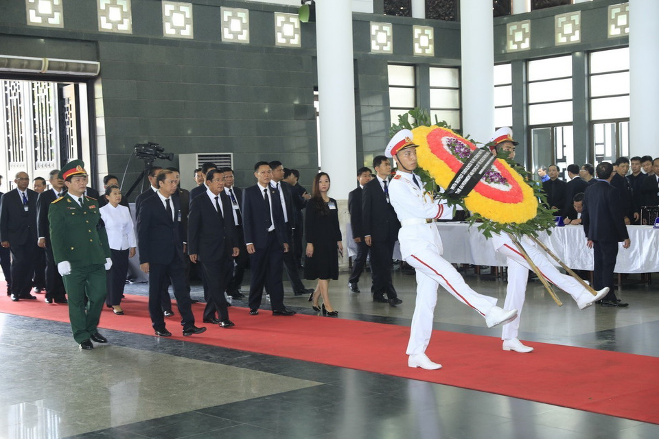 Thủ tướng Chính phủ Hoàng gia Campuchia Samdech Techo Hun Sen viếng Chủ tịch nước Trần Đại Quang. (Ảnh: Nhan Sáng/TTXVN)
