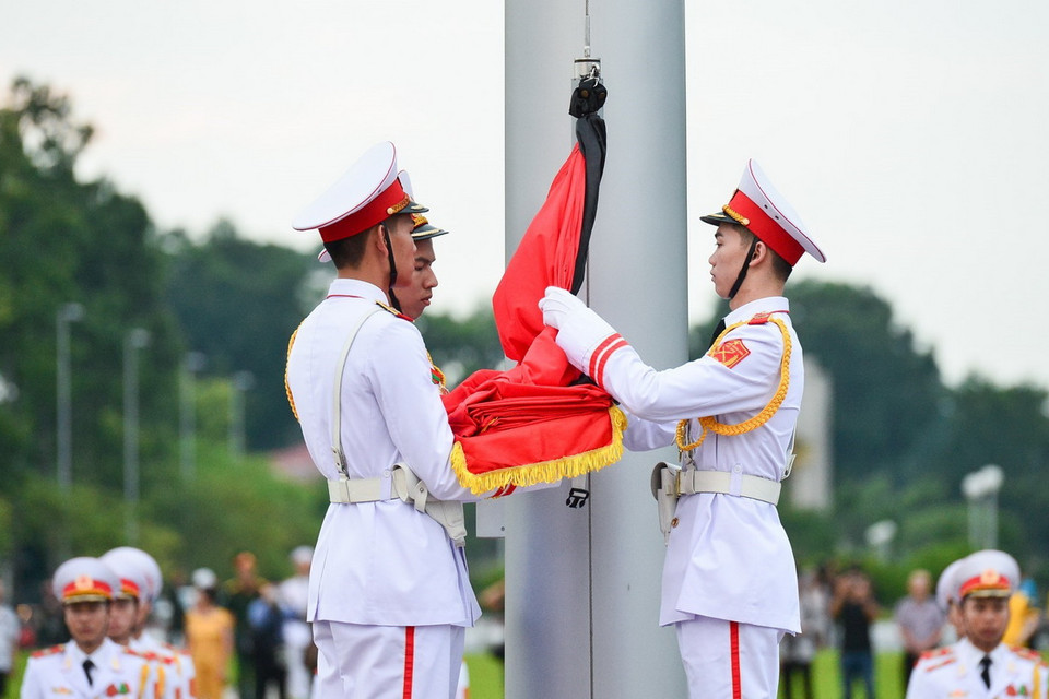 Nghi lễ thượng cờ rủ tại quảng trường Ba Đình, sáng 26/9/2018. (Nguồn: TTXVN phát)