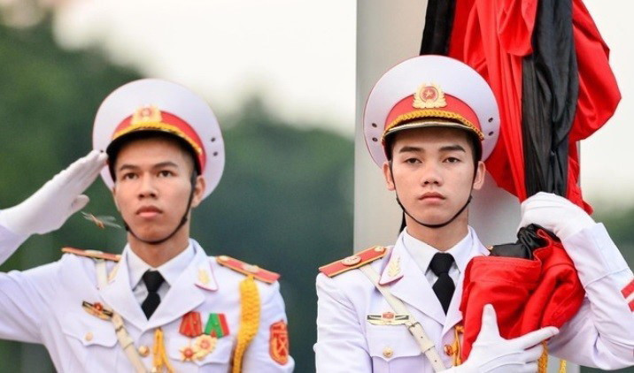 Nghi lễ thượng cờ rủ tại quảng trường Ba Đình. (Nguồn: TTXVN phát)