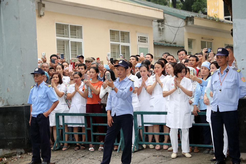 Cán bộ, bác sỹ, y tá, điều dưỡng viên Bệnh viện Trung ương Quân đội 108 - những người đã tận tình chăm sóc và ở bên cạnh Chủ tịch nước Trần Đại Quang tới giây phút cuối cùng, xúc động tiễn đưa vị Chủ tịch đáng kính về nơi an nghỉ cuối cùng. (Ảnh: Trọng Đức/TTXVN)