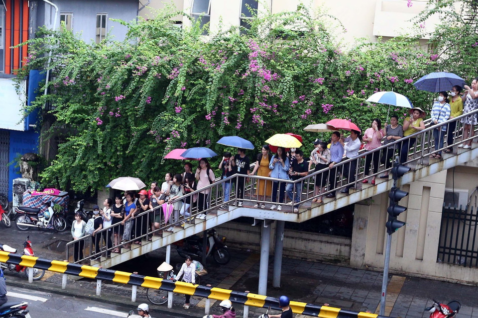 Nhân dân thủ đô đứng hai bên đường đưa tiễn Chủ tịch nước Trần Đại Quang. (Ảnh: Danh Lam/TTXVN)