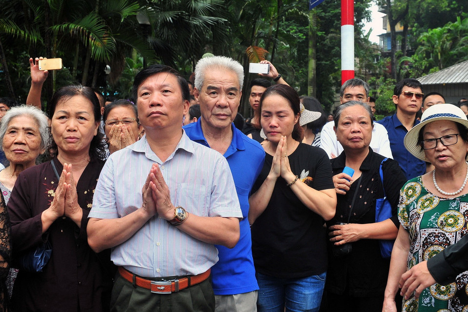Nhân dân Thủ đô xúc động đưa tiễn Chủ tịch nước Trần Đại Quang. (Ảnh: Nguyễn Khang/TTXVN)