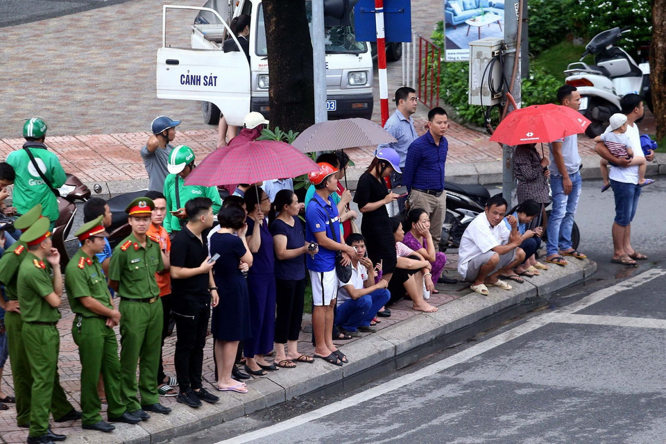 Nhân dân thủ đô đứng hai bên đường đưa tiễn Chủ tịch nước Trần Đại Quang. (Ảnh: Danh Lam/TTXVN)