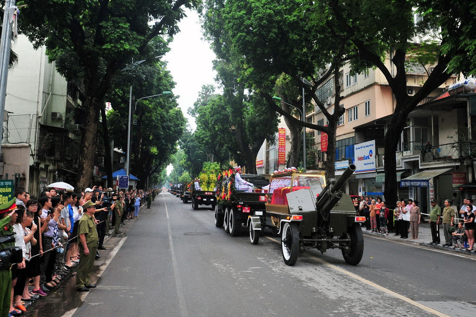 Nhân dân Thủ đô đưa tiễn Chủ tịch nước Trần Đại Quang. (Ảnh: Nguyễn Khang/TTXVN)