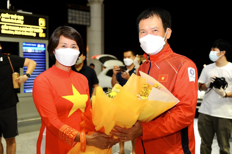 Phó Tổng cục trưởng Tổng cục Thể dục Thể thao, bà Lê Thị Hoàng Yến gửi tặng những bó hoa đẹp, chúc đoàn thể thao Việt Nam lên đường vạn sự như ý, nỗ lực thi đấu hết mình, góp phần khích lệ tinh thần nhân dân cả nước cùng chống dịch. (Ảnh: PV/Vietnam+) 