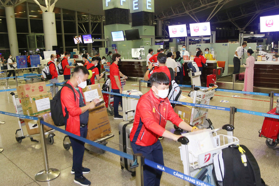 Trước đó, 8 thành viên ở đội tuyển bơi, cầu lông, cử tạ, boxing đã từ Thành phố Hồ Chí Minh bay ra Hà Nội để cùng toàn đoàn di chuyển sang Nhật Bản từ sân bay Nội Bài. (Ảnh: PV/Vietnam+) 