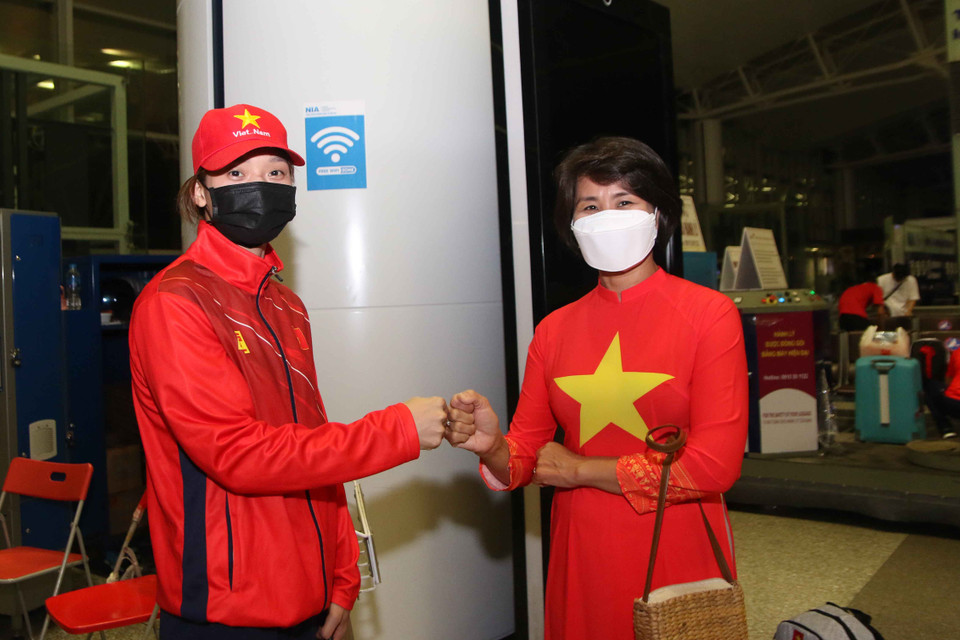 Bà Lê Thị Hoàng Yến động viên vận động viên trước chuyến bay dài. (Ảnh: PV/Vietnam+)