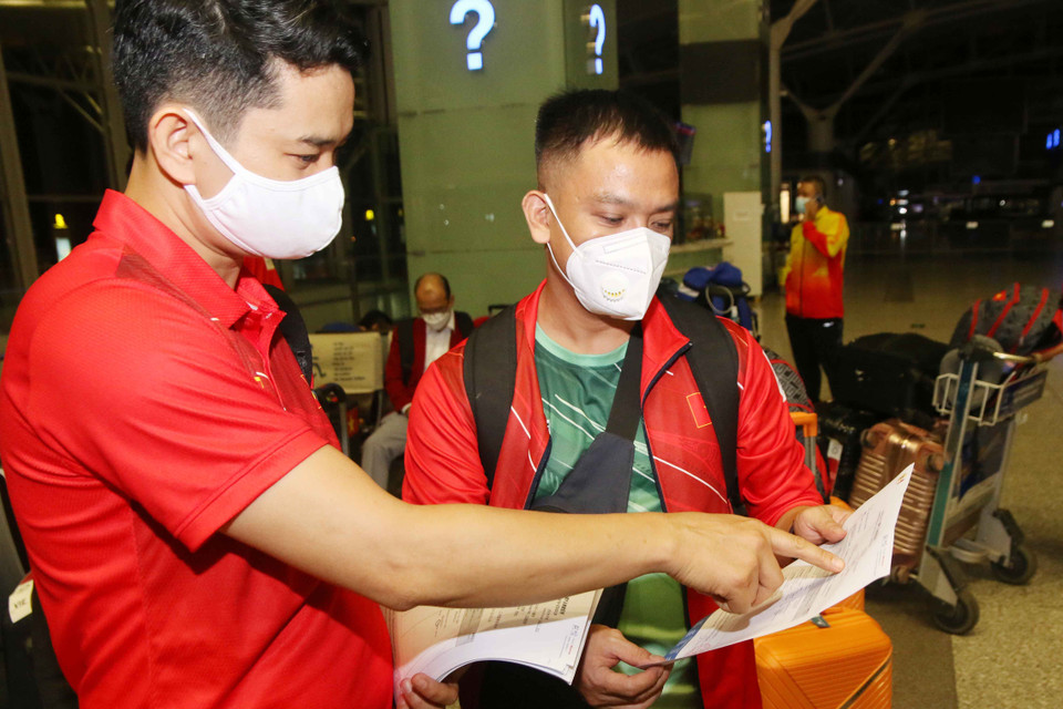 Do diễn biến phức tạp của đại dịch, khi vừa đặt chân xuống sân bay quốc tế Narita, cách trung tâm thủ đô Tokyo khoảng 60km, thành viên đoàn thể thao Việt Nam đồng thời xuất trình giấy chứng nhận âm tính COVID-19 khi kiểm tra tại Việt Nam và phải xét nghiệm lại một lần nữa. (Ảnh: PV/Vietnam+) 