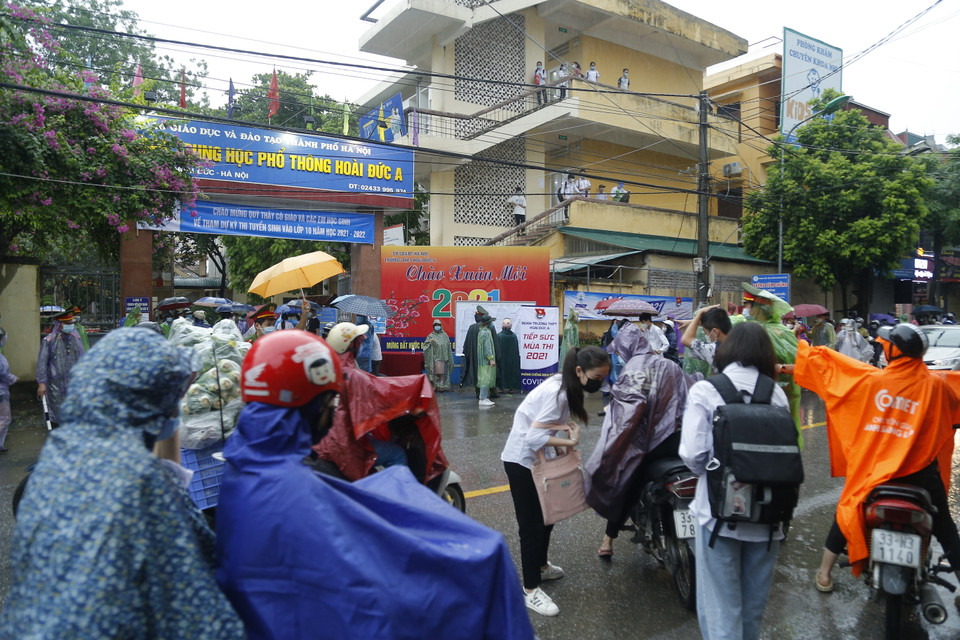 Tại điểm thi ở khu vực ngoại thành là trường Trung học Phổ thông Hoài Đức A cũng không thể tránh khỏi cơn mưa nặng hạt đầu giờ sáng. (Ảnh: Hiển Nguyễn/Vietnam+)