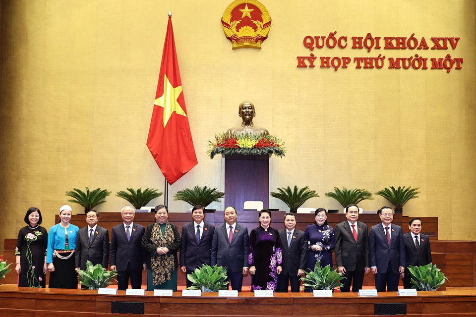 Chủ tịch Quốc hội Nguyễn Thị Kim Ngân và Thủ tướng Nguyễn Xuân Phúc với Đoàn đại biểu Quốc hội tỉnh Hòa Bình trong giờ nghỉ giải lao. (Ảnh: Trọng Đức/TTXVN)