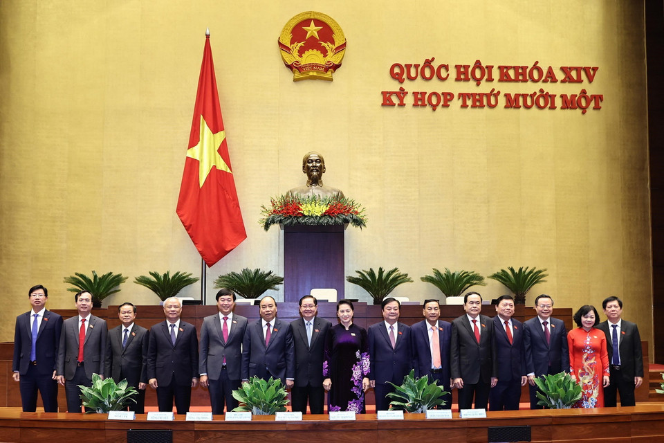 Chủ tịch Quốc hội Nguyễn Thị Kim Ngân và Thủ tướng Nguyễn Xuân Phúc với Đoàn đại biểu Quốc hội tỉnh Đồng Tháp. (Ảnh: Trọng Đức/TTXVN)