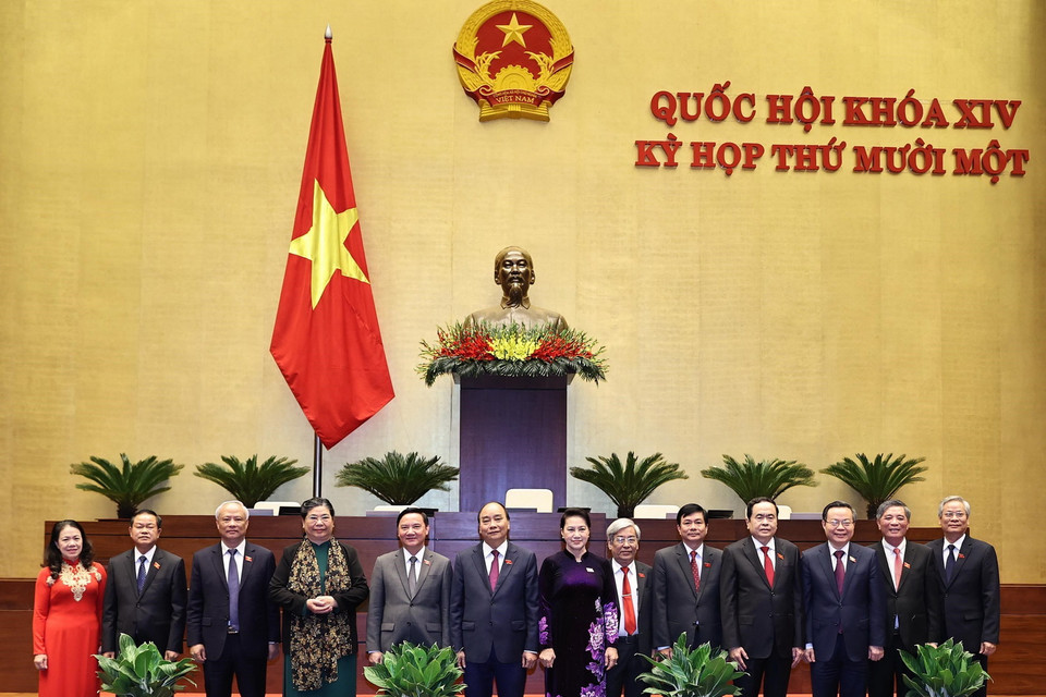 Chủ tịch Quốc hội Nguyễn Thị Kim Ngân và Thủ tướng Nguyễn Xuân Phúc với Đoàn đại biểu Quốc hội tỉnh Khánh Hòa. (Ảnh: Trọng Đức/TTXVN)