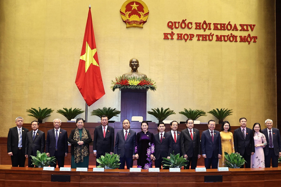 Chủ tịch Quốc hội Nguyễn Thị Kim Ngân và Thủ tướng Nguyễn Xuân Phúc với Đoàn đại biểu Quốc hội tỉnh Nam Định. (Ảnh: Trọng Đức/TTXVN)