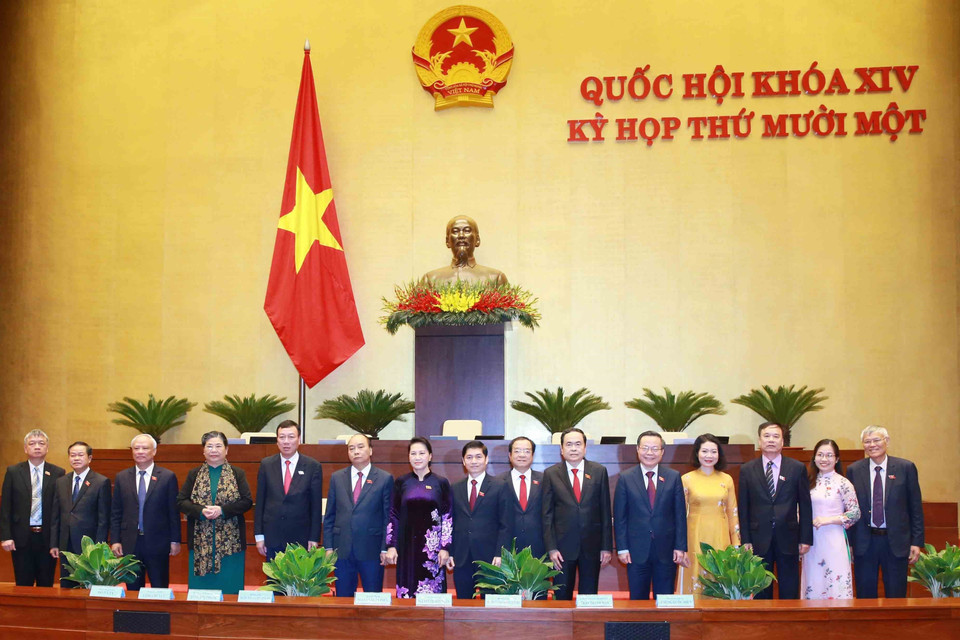 Chủ tịch Quốc hội Nguyễn Thị Kim Ngân và Thủ tướng Nguyễn Xuân Phúc với Đoàn đại biểu Quốc hội tỉnh Nam Định tại kỳ họp. (Ảnh: Phương Hoa/TTXVN)