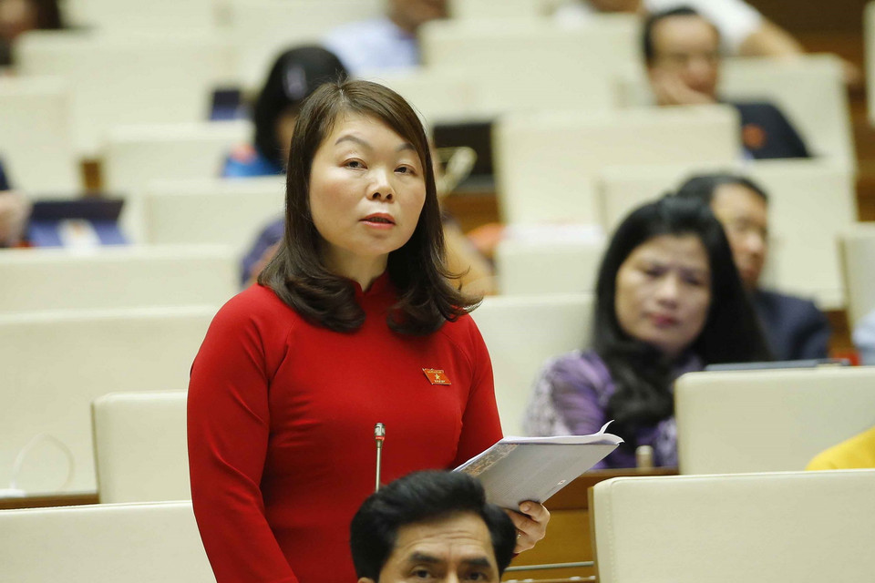 Đại biểu Quốc hội tỉnh Bắc Giang Hà Thị Lan phát biểu ý kiến. (Ảnh: Doãn Tấn/TTXVN)