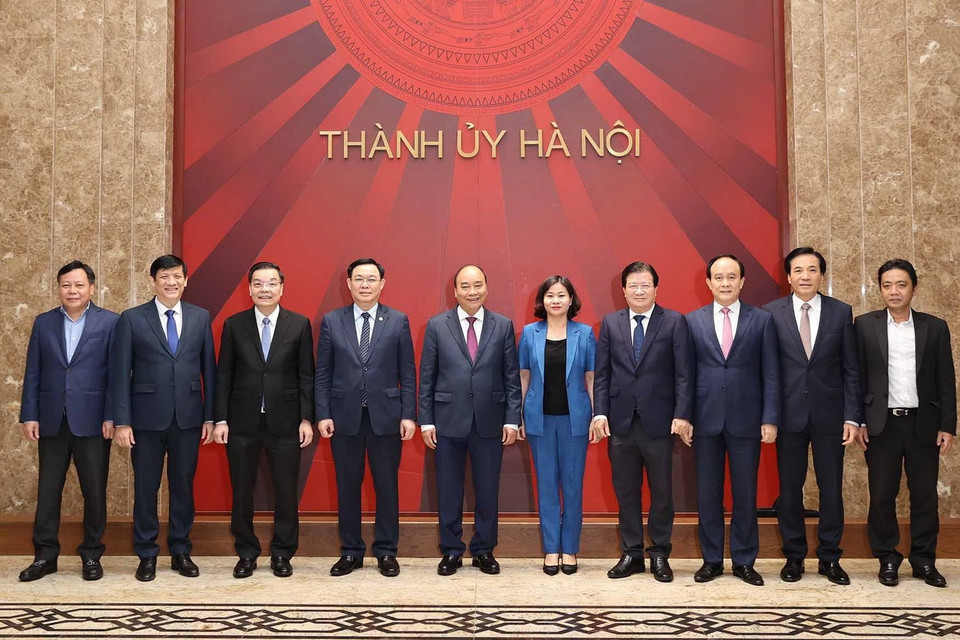 Thủ tướng Nguyễn Xuân Phúc chụp ảnh chung với các lãnh đạo chủ chốt thành phố Hà Nội tham dự buổi làm việc. (Ảnh: Thống Nhất/TTXVN)