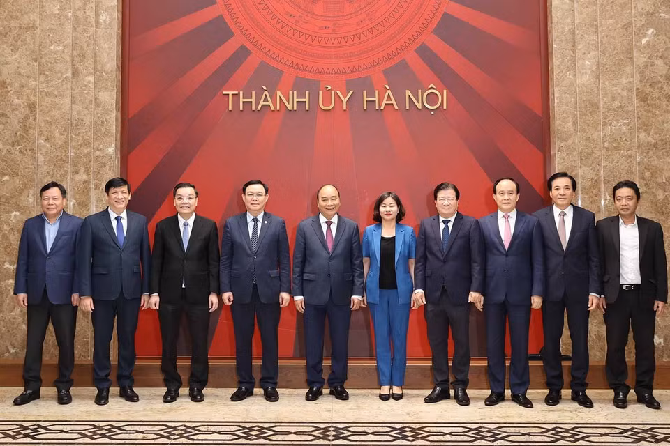 Thủ tướng Nguyễn Xuân Phúc chụp ảnh chung với các lãnh đạo chủ chốt thành phố Hà Nội tham dự buổi làm việc. (Ảnh: Thống Nhất/TTXVN) 