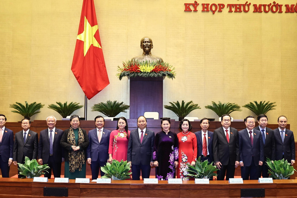 Chủ tịch Quốc hội Nguyễn Thị Kim Ngân và Thủ tướng Nguyễn Xuân Phúc với Đoàn đại biểu Quốc hội tỉnh Ninh Bình. (Ảnh: Trọng Đức/TTXVN)