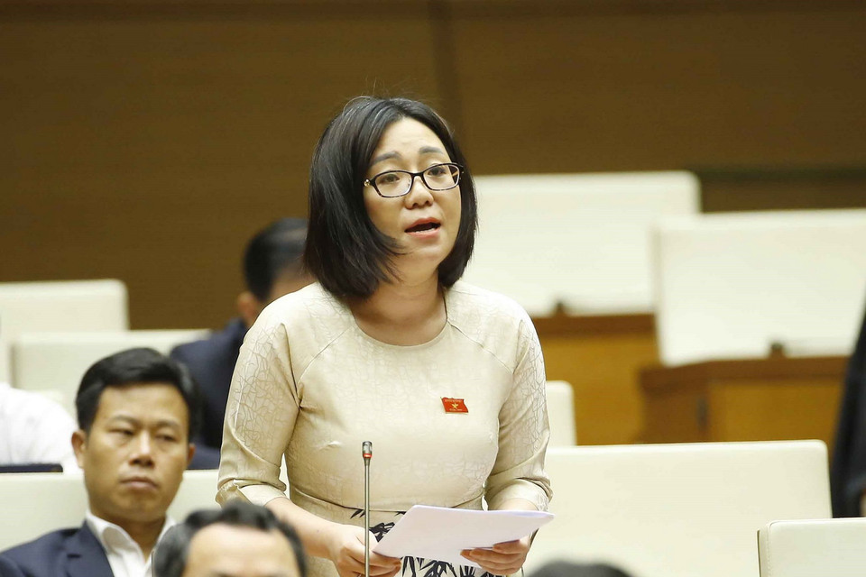 Đại biểu Quốc hội tỉnh Phú Yên Phạm Thị Minh Hiền phát biểu ý kiến. (Ảnh: Doãn Tấn/TTXVN)