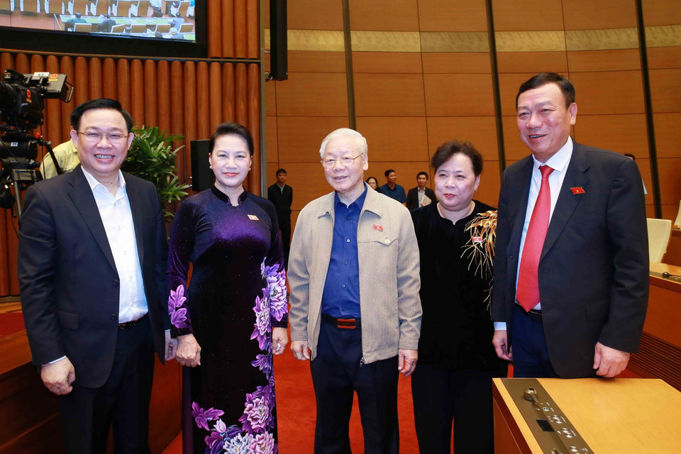 Tổng Bí thư, Chủ tịch nước Nguyễn Phú Trọng, Chủ tịch Quốc hội Nguyễn Thị Kim Ngân với các đại biểu Quốc hội. (Ảnh: Phương Hoa/TTXVN)