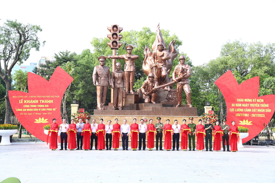 Công trình tượng đài Cảnh sát giao thông và phòng cháy chữa cháy do Bộ Công an phối hợp với Bộ Văn hoá, Thể thao và Du lịch, Ủy ban Nhân dân thành phố Hà Nội xây dựng với mục đích tôn vinh sự hy sinh vất vả, cống hiến của lực lượng công an nhân dân nói chung, lực lượng cảnh sát nhân dân nói riêng trong nhiệm vụ bảo đảm an ninh chính trị, trật tự an toàn xã hội. (Ảnh: PV/Vietnam+)
