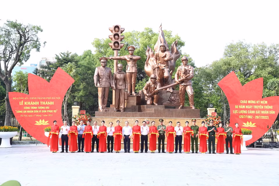 Công trình tượng đài Cảnh sát giao thông và phòng cháy chữa cháy do Bộ Công an phối hợp với Bộ Văn hoá, Thể thao và Du lịch, Ủy ban Nhân dân thành phố Hà Nội xây dựng với mục đích tôn vinh sự hy sinh vất vả, cống hiến của lực lượng công an nhân dân nói chung, lực lượng cảnh sát nhân dân nói riêng trong nhiệm vụ bảo đảm an ninh chính trị, trật tự an toàn xã hội. (Ảnh: PV/Vietnam+)