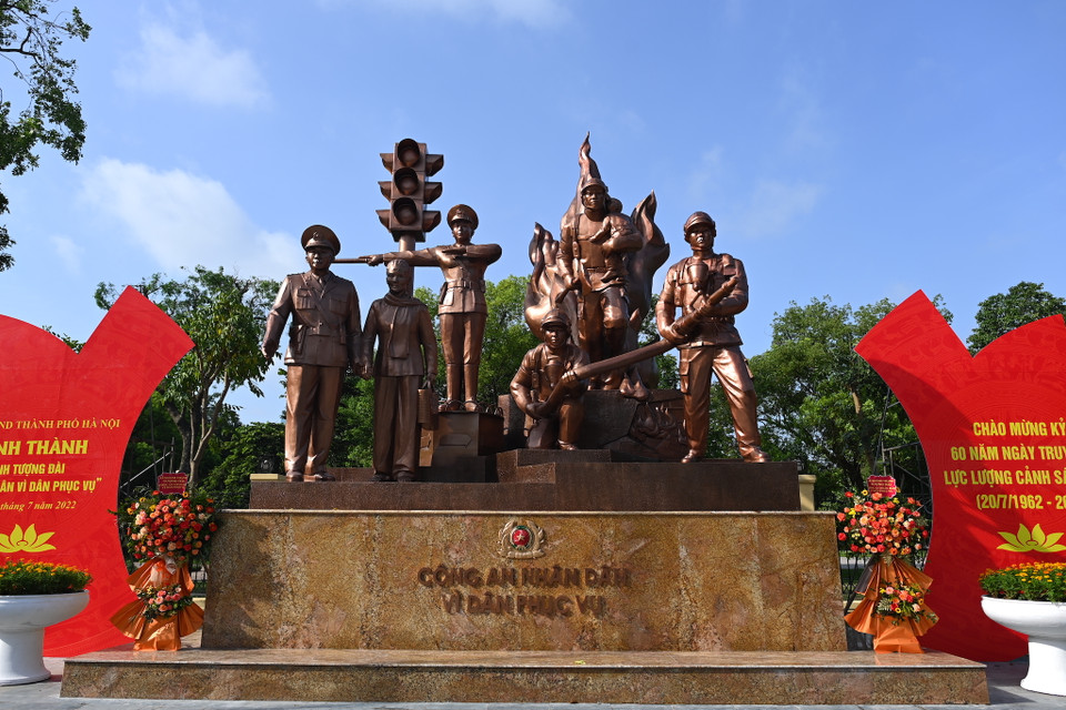 Tượng đài được đặt trên trục phố Trần Nhân Tông vừa đảm bảo tính trang trọng, trang nghiêm vừa gần gũi với người dân thành phố, tạo điều kiện thuận lợi cho tổ chức các hoạt động sinh hoạt chính trị, văn hoá của cán bộ, chiến sĩ công an. (Ảnh: PV/Vietnam+)