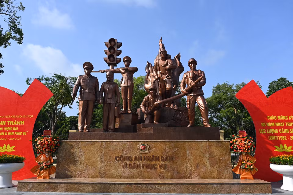 Tượng đài được đặt trên trục phố Trần Nhân Tông vừa đảm bảo tính trang trọng, trang nghiêm vừa gần gũi với người dân thành phố, tạo điều kiện thuận lợi cho tổ chức các hoạt động sinh hoạt chính trị, văn hoá của cán bộ, chiến sĩ công an. (Ảnh: PV/Vietnam+)