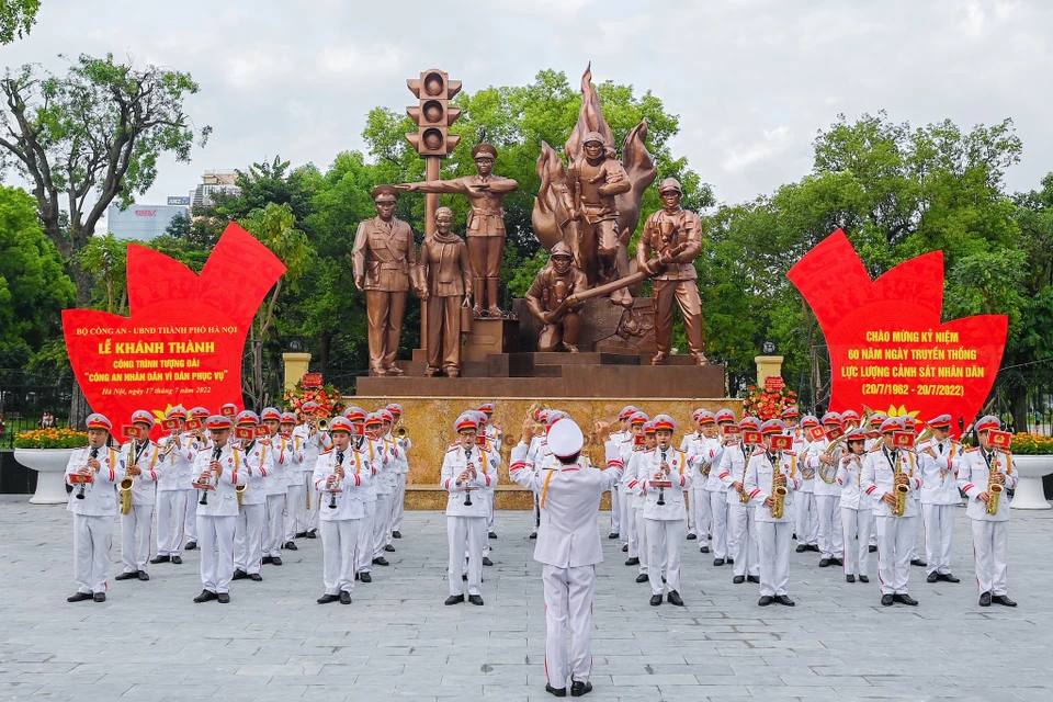 Sáng 17/7, tại phố Trần Nhân Tông (phường Nguyễn Du, quận Hai Bà Trưng, Hà Nội) Bộ Công an đã tổ chức Lễ khánh thành tượng đài 'Công an nhân dân vì dân phục vụ.' (Ảnh: PV/Vietnam+)