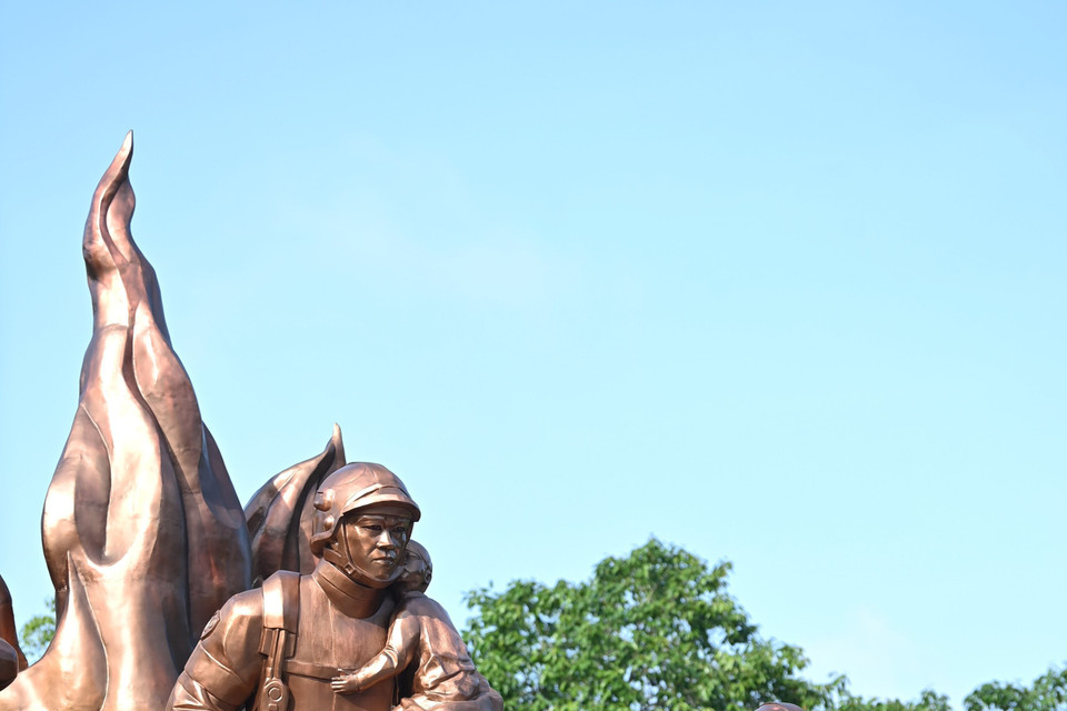 Tượng đài gồm 7 nhân vật, cao khoảng 7,2m. Chất liệu là ép đồng công nghệ mới. (Ảnh: PV/Vietnam+)