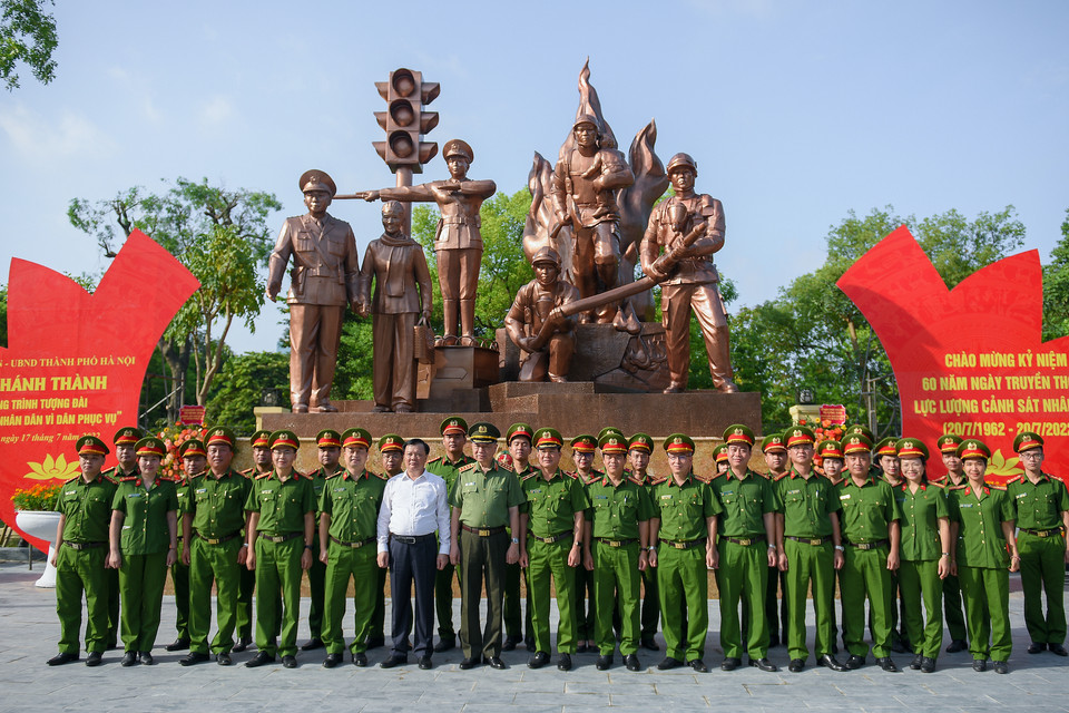 Đây là tác phẩm điêu khắc thể hiện hình tượng chiến sĩ cảnh sát giao thông, chiến sĩ cảnh sát phòng cháy chữa cháy và cứu nạn, cứu hộ; là biểu tượng của sự dũng cảm, hy sinh vượt qua khó khăn, gian khổ. (Ảnh: PV/Vietnam+)