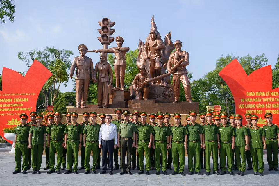 Đây là tác phẩm điêu khắc thể hiện hình tượng chiến sĩ cảnh sát giao thông, chiến sĩ cảnh sát phòng cháy chữa cháy và cứu nạn, cứu hộ; là biểu tượng của sự dũng cảm, hy sinh vượt qua khó khăn, gian khổ. (Ảnh: PV/Vietnam+)