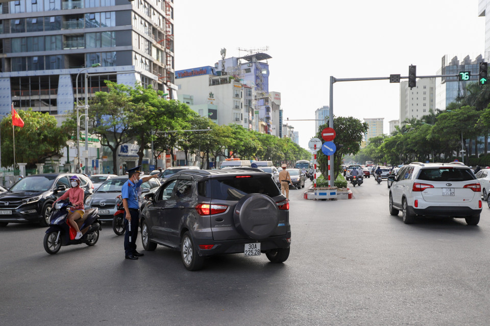 Một phương tiện giao thông cố tình rẽ trái được lực lượng chức năng nhắc nhở di chuyển đúng phần đường quy định. (Ảnh: Minh Sơn/Vietnam+)