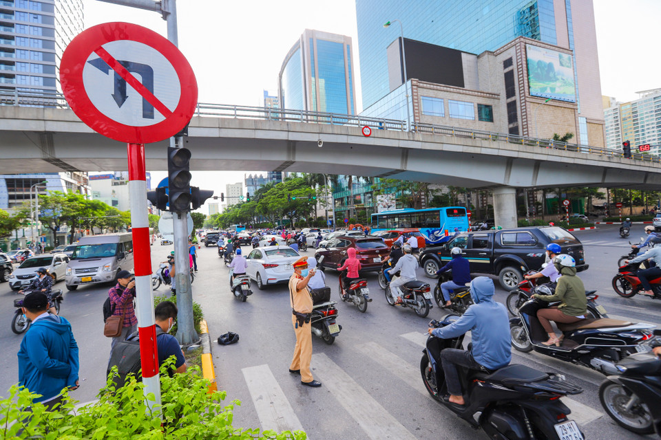 Các phương tiện giao thông cũng bị cấm rẽ trái và quay đầu sang đường Nguyễn Chánh. (Ảnh: Minh Sơn/Vietnam+)