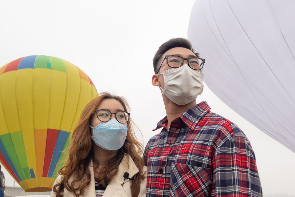 Đôi bạn trẻ Trung Kiên và Mai Anh hào hứng cho biết đây là cơ hội để các bạn tận mắt chiêm ngưỡng và trải nghiệm mô hình du lịch mới độc đáo của Thủ đô. (Ảnh: Minh Sơn/Vietnam+)