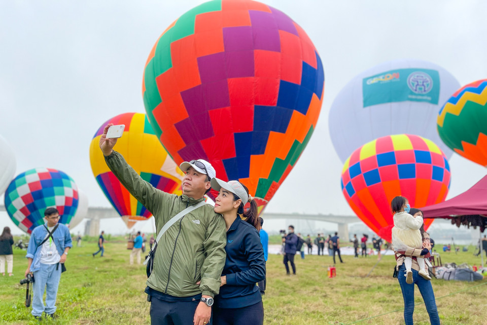 Rất đông du khách Thủ đô đã có mặt từ sớm để chiêm ngưỡng dàn khinh khí cầu đầy màu sắc này. (Ảnh: Minh Sơn/Vietnam+)
