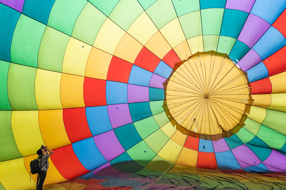 Du khách còn có cơ hội chụp ảnh lưu niệm, tham quan bên trong lòng khinh khí cầu khi các khinh khí cầu đặt nằm trên mặt sân được được thổi phồng lên như một ngôi nhà bằng vải khổng lồ. (Ảnh: Minh Sơn/Vietnam+)