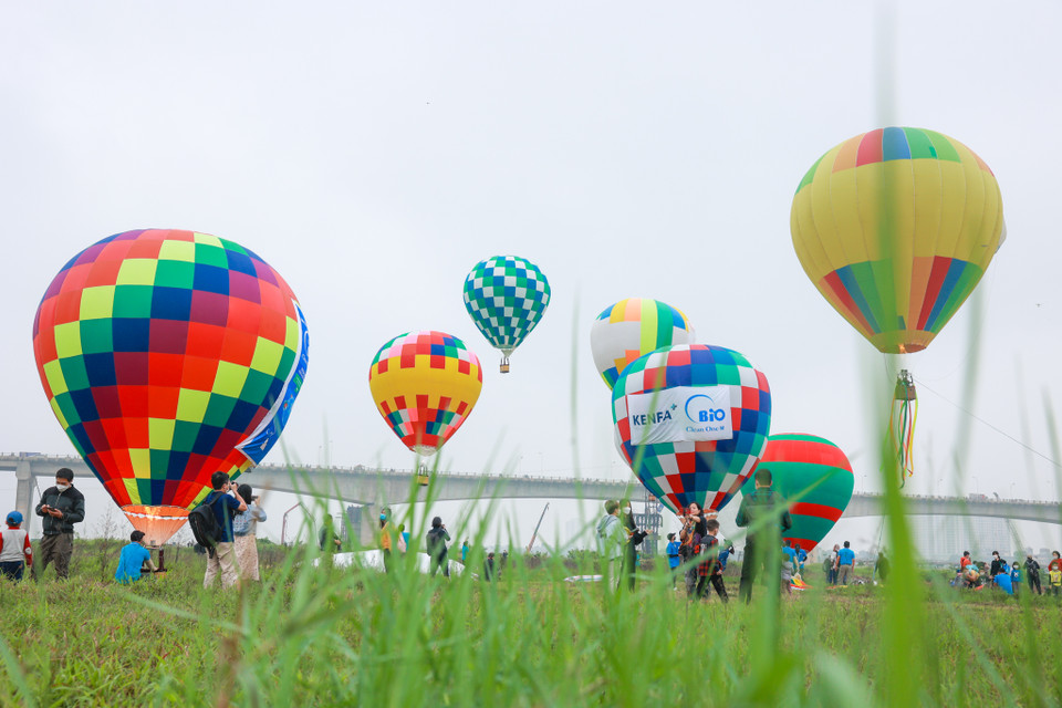 Vào 20 giờ ngày 25/3 tại khu vườn hoa Lý Thái Tổ và tuyến phố Đinh Tiên Hoàng, quận Hoàn Kiếm cũng sẽ có dàn khinh khí cầu bay cao 10m và 22m để du khách chụp ảnh, trải nghiệm. (Ảnh: Minh Sơn/Vietnam+)