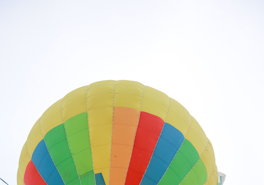 Thân khí cầu cao 22-25m, đường kính chỗ lớn nhất khoảng 17-18m. Sức nâng bay của khí cầu hơn 500kg nên có thể chở được 3 người lớn hoặc 4-5 trẻ em, không kể phi công. 20 khinh khí cầu khác cũng được dùng trong sự kiện là khinh khí cầu cấp 1 (AX-1), chiều cao 10-12m thường phục vụ cho các lễ hội. (Ảnh: Minh Sơn/Vietnam+)