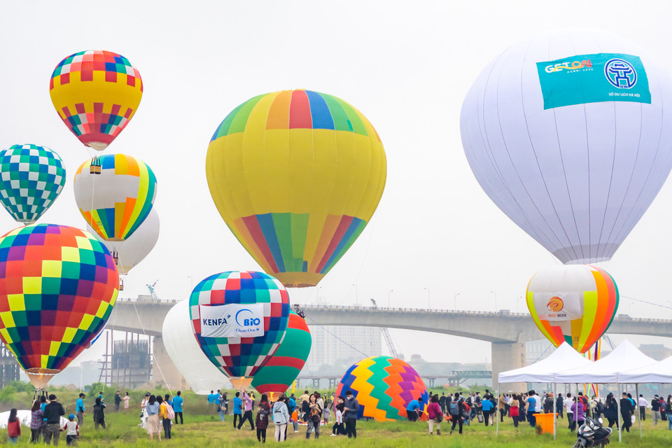 Sáng 25/3 tại khu vườn nhãn quận Long Biên, dàn khinh khí cầu khổng lồ đầy màu sắc đã 'cất cánh' chào đón sự kiện du lịch của Hà Nội. (Ảnh: Minh Sơn/Vietnam+) 