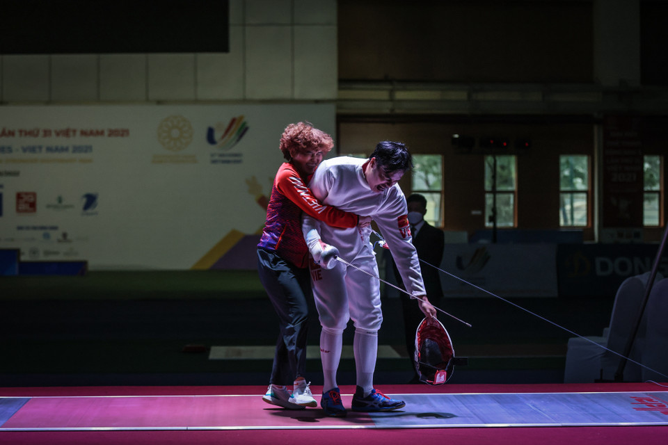 Ban huấn luyện chạy lên chúc mừng Nguyễn Tiến Nhật. (Ảnh: Minh Sơn/Vietnam+)