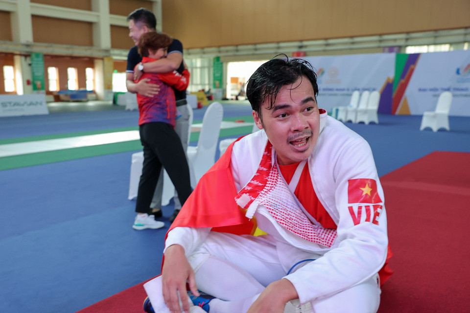 Nguyễn Tiến Nhật cho biết mình rất vui vì đã giành được tấm huy chương Vàng thứ 2 về cho tuyển đấu kiếm. Tiến Nhật cũng chia sẻ thêm đối thủ của anh đã tiến bộ rất nhiều sau 3 năm, những lần đụng độ trước Nguyễn Tiến Nhật đều thắng với tỷ số áp đảo. (Ảnh: Minh Sơn/Vietnam+)