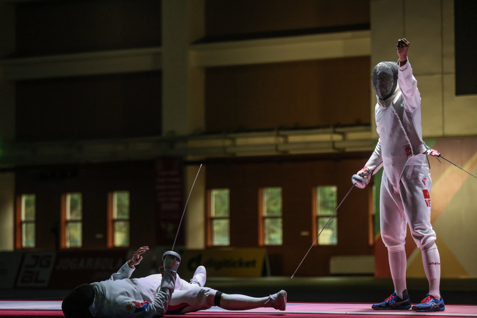 Mặc dù gặp khó khăn khi đối thủ đã tiến bộ lên nhiều nhưng kiếm thủ Nguyễn Tiến Nhật vẫn liên tục giành điểm số có lợi cho mình. (Ảnh: Minh Sơn/Vietnam+)