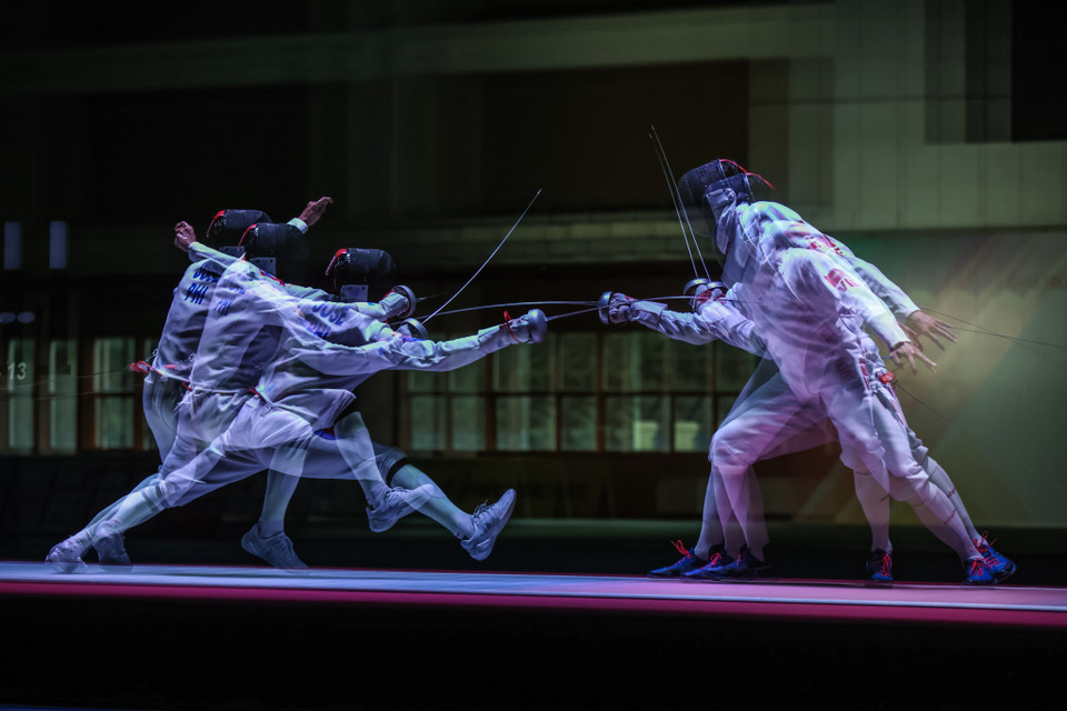 Tại bán kết, Nguyễn Tiến Nhật cũng dễ dàng vượt qua kiếm thủ Lee Simon Renjie đến từ Singapore. (Ảnh: Minh Sơn/Vietnam+)