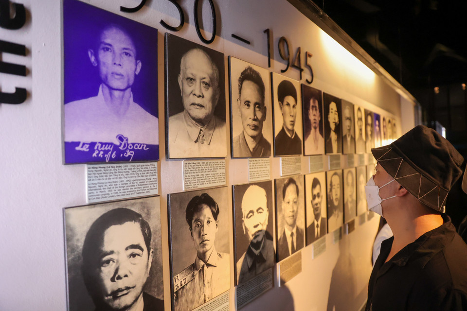  Đây là một hoạt động thiết thực để nhắc nhở mỗi cán bộ, phóng viên về những giá trị truyền thống tốt đẹp của dân tộc, tri ân các anh hùng liệt sỹ, để từ đó thêm trân trọng, tự hào về nền độc lập, tự do mà chúng ta đang có. (Ảnh: Hoài Nam/Vietnam+)