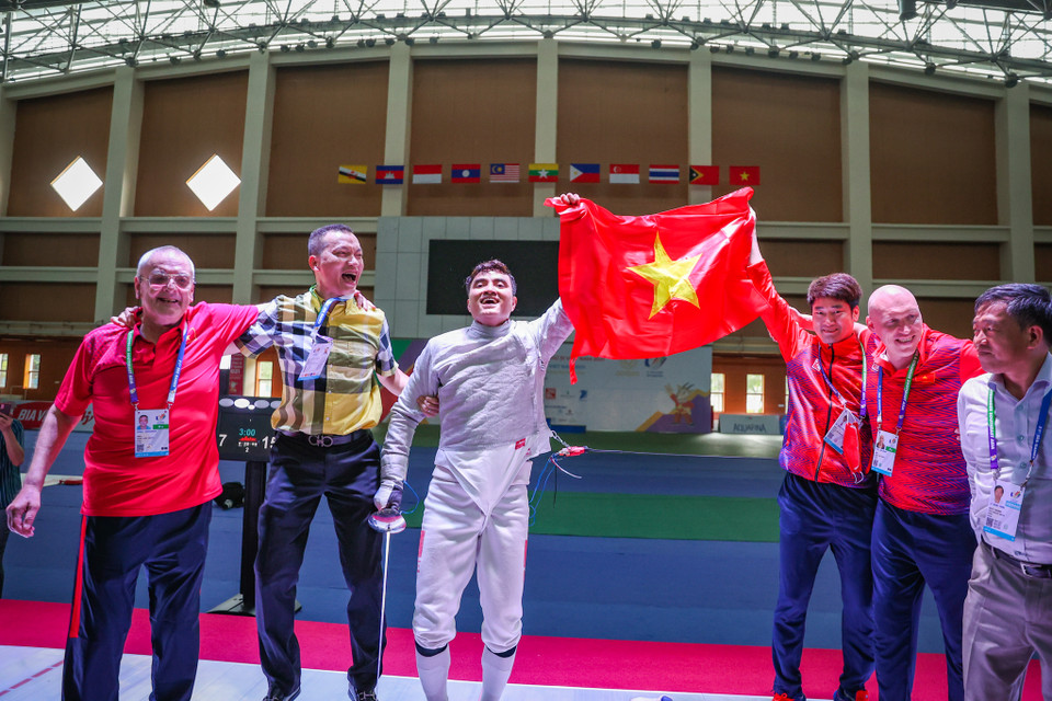 Vũ Thành An đã chia sẻ: "Em rất tự hào về Việt Nam. Việt Nam vô địch. Em muốn giành chiến thắng này cho tất cả những người hâm mộ thể thao. Chưa bao giờ em được thi đấu trong một không khí náo nhiệt như bây giờ. Mỗi lần ghi điểm hay mất điểm đều nghe tiếng ‘Việt Nam cố lên’ rất lớn. Đây có thể là giải đấu hạnh phúc nhất từ trước tới nay của em." (Ảnh: Minh Sơn/Vietnam+)