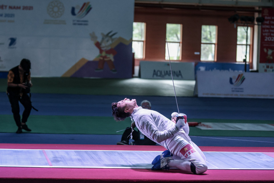 Cảm xúc vỡ òa của Vũ Thành An khi giành huy chương vàng đầu tiên về cho đội tuyển đấu kiếm Việt Nam. (Ảnh: Minh Sơn/Vietnam+)